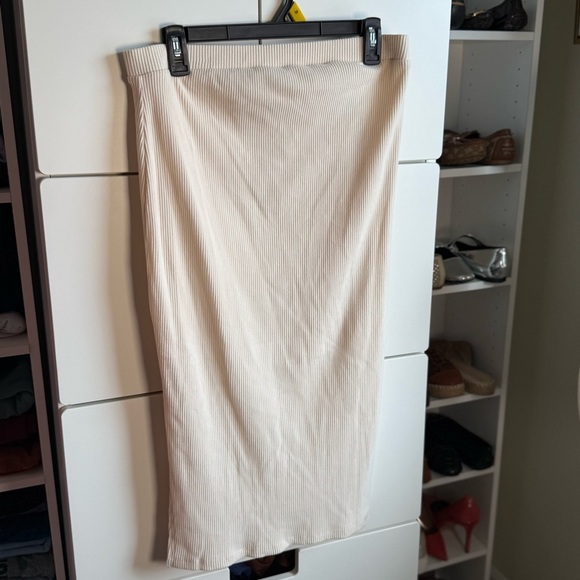 NWT Ingrid and Isabel Cream Long Sleeve Ribbed Top and Large Skirt Pregnancy Set - Picture 5 of 6